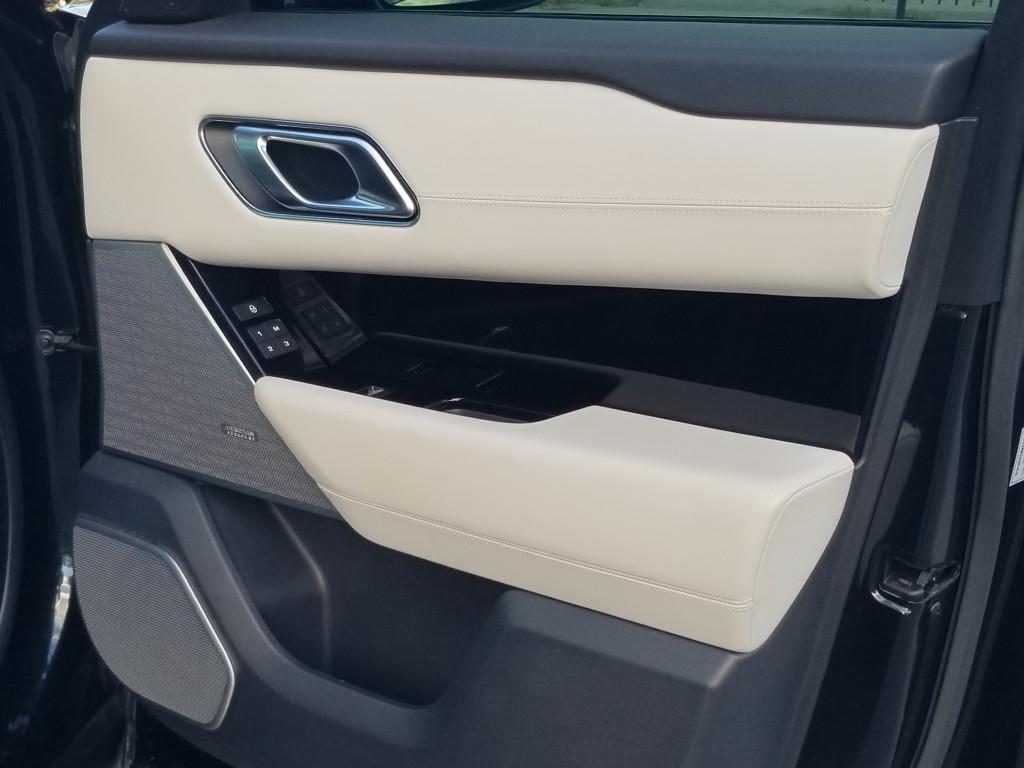 
								Land Rover Range Rover Velar R-Dynamic HSE full									