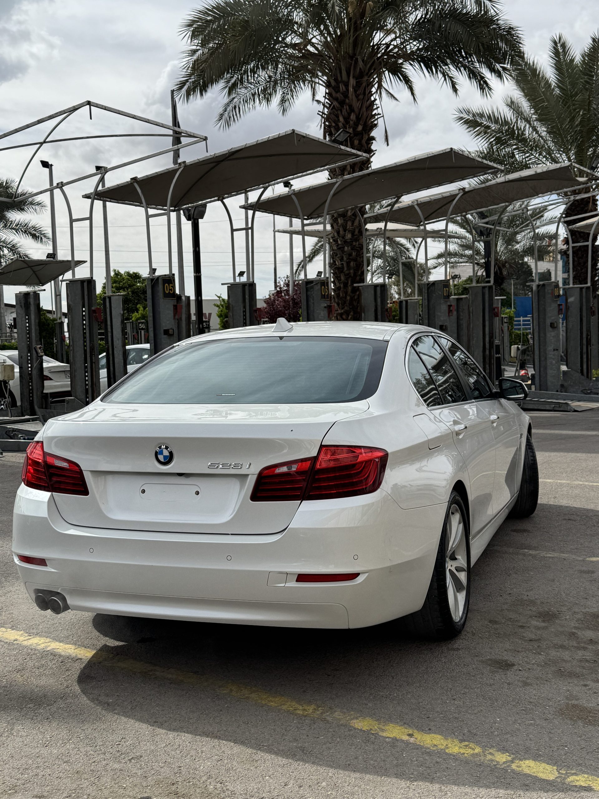 
								2015 BMW 528i Luxury full									