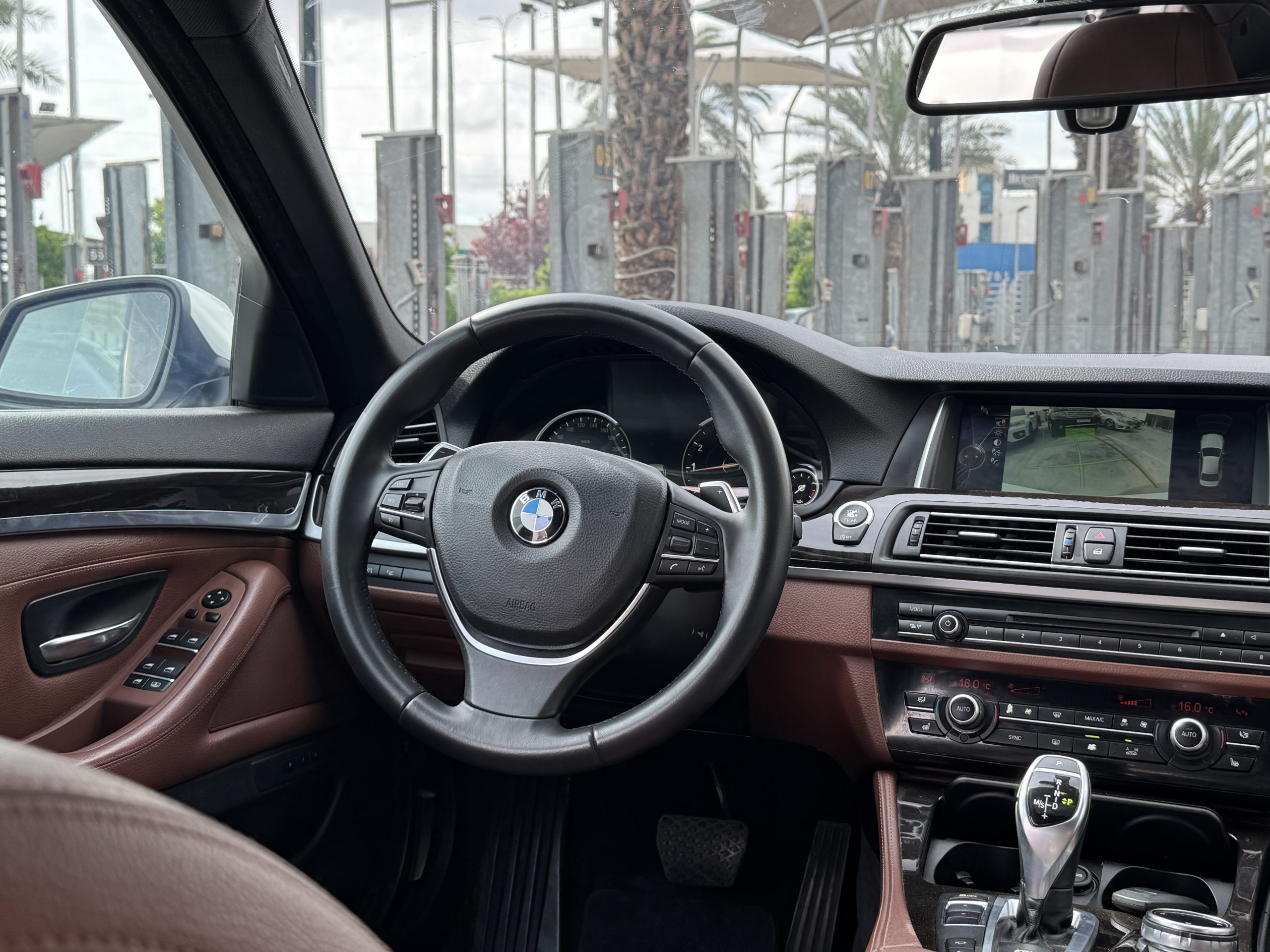 
								2015 BMW 528i Luxury full									