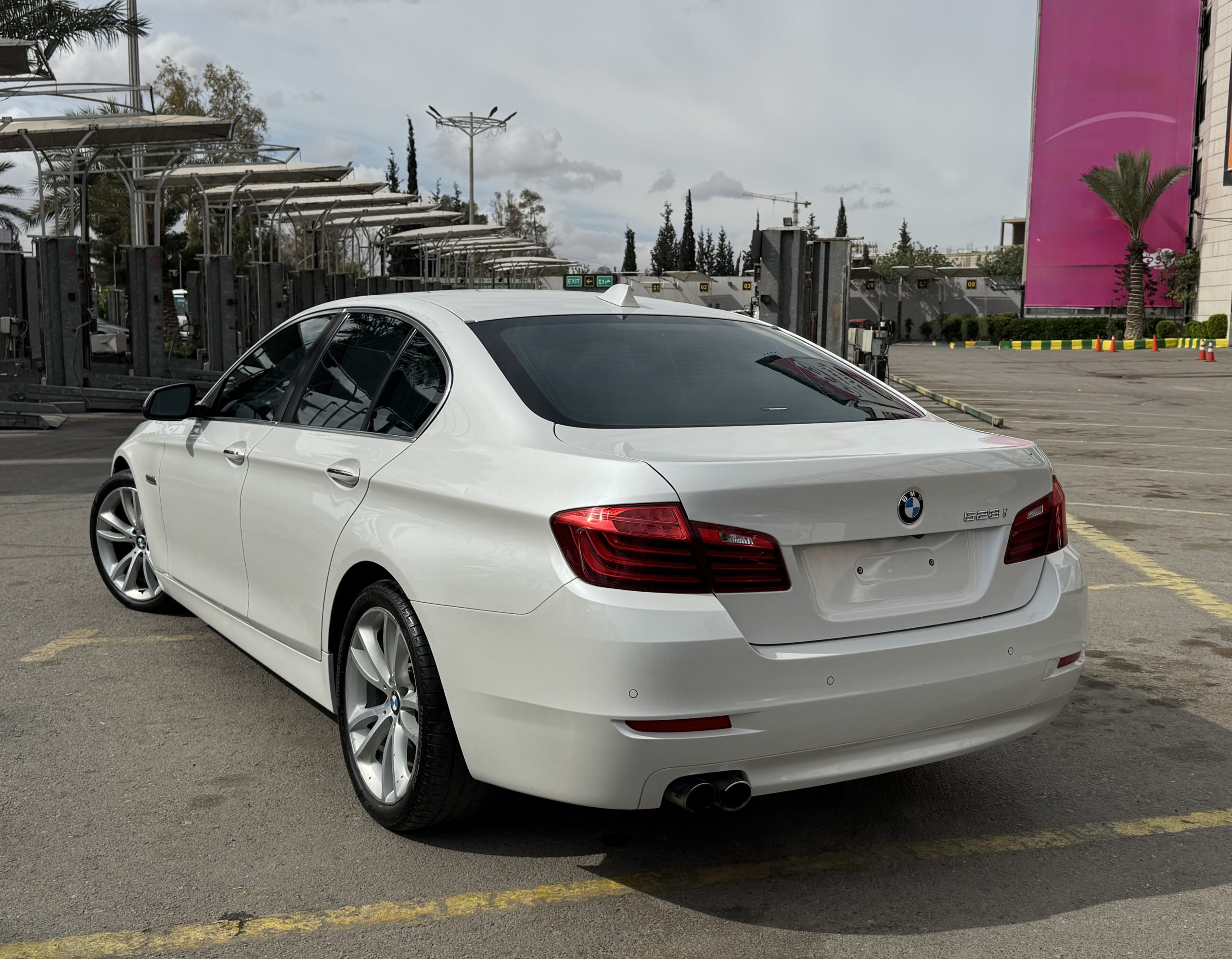 
								2015 BMW 528i Luxury full									
