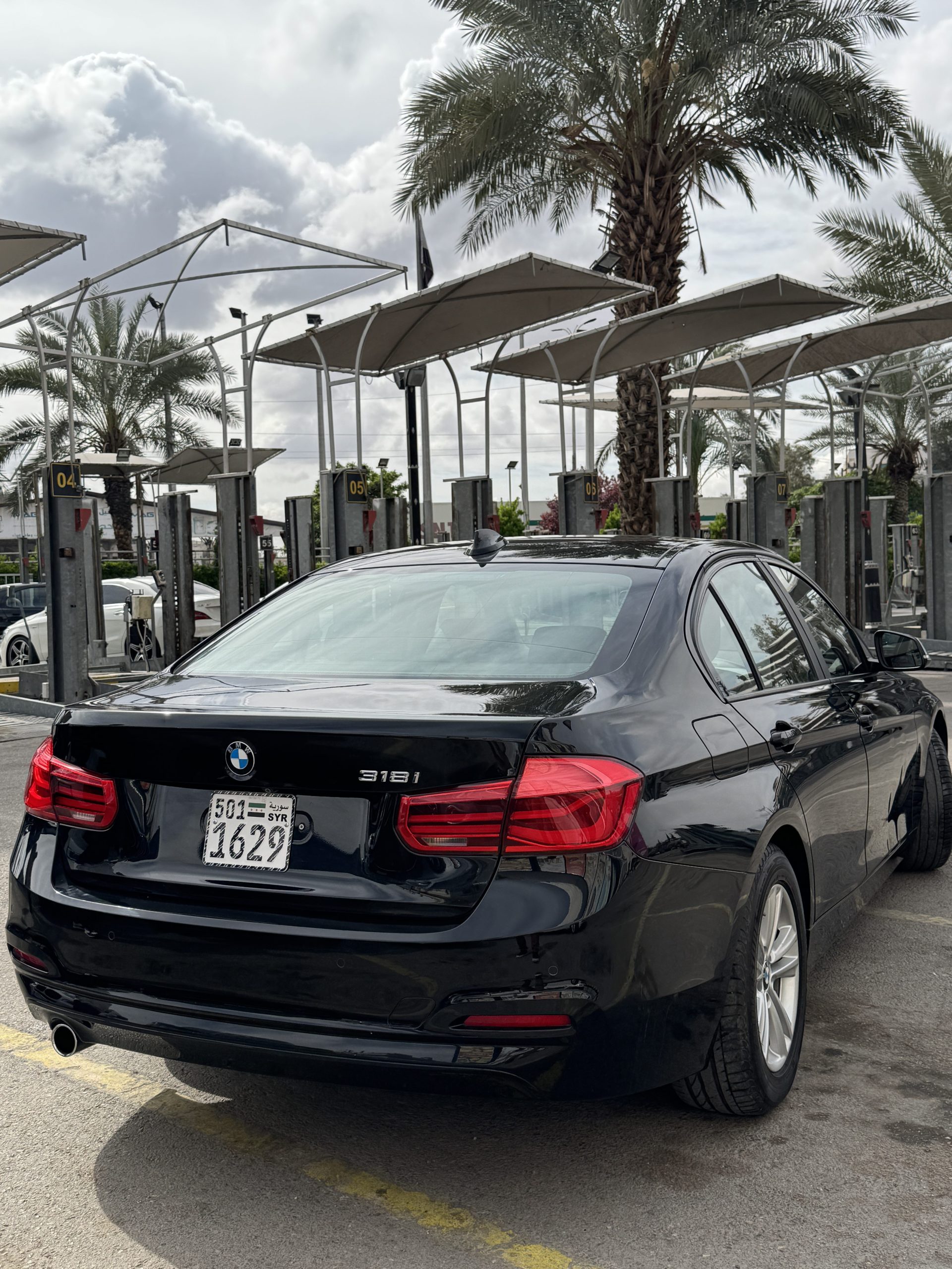 
								2018 BMW 318i Luxury full									