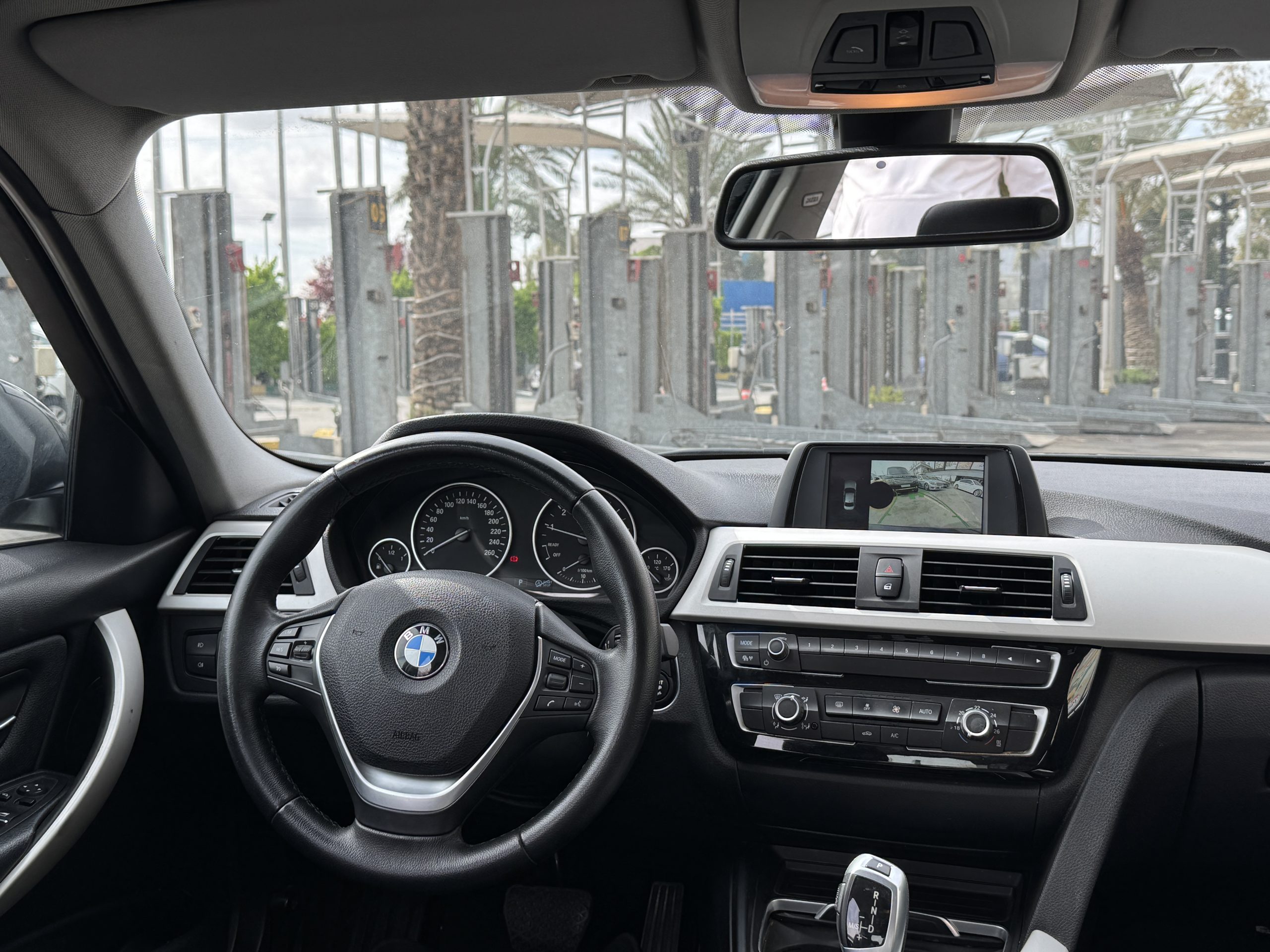 
								2018 BMW 318i Luxury full									
