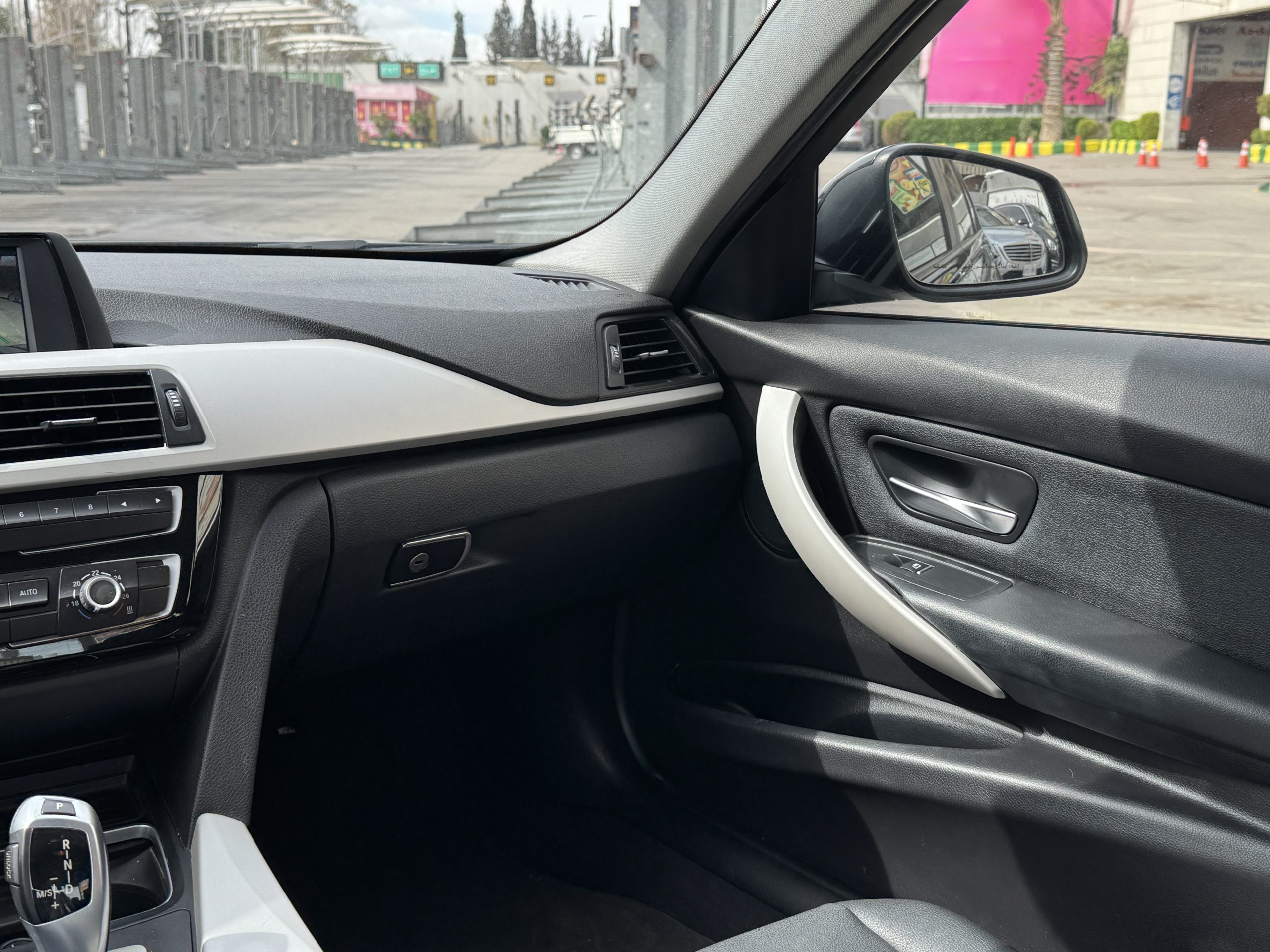 
								2018 BMW 318i Luxury full									