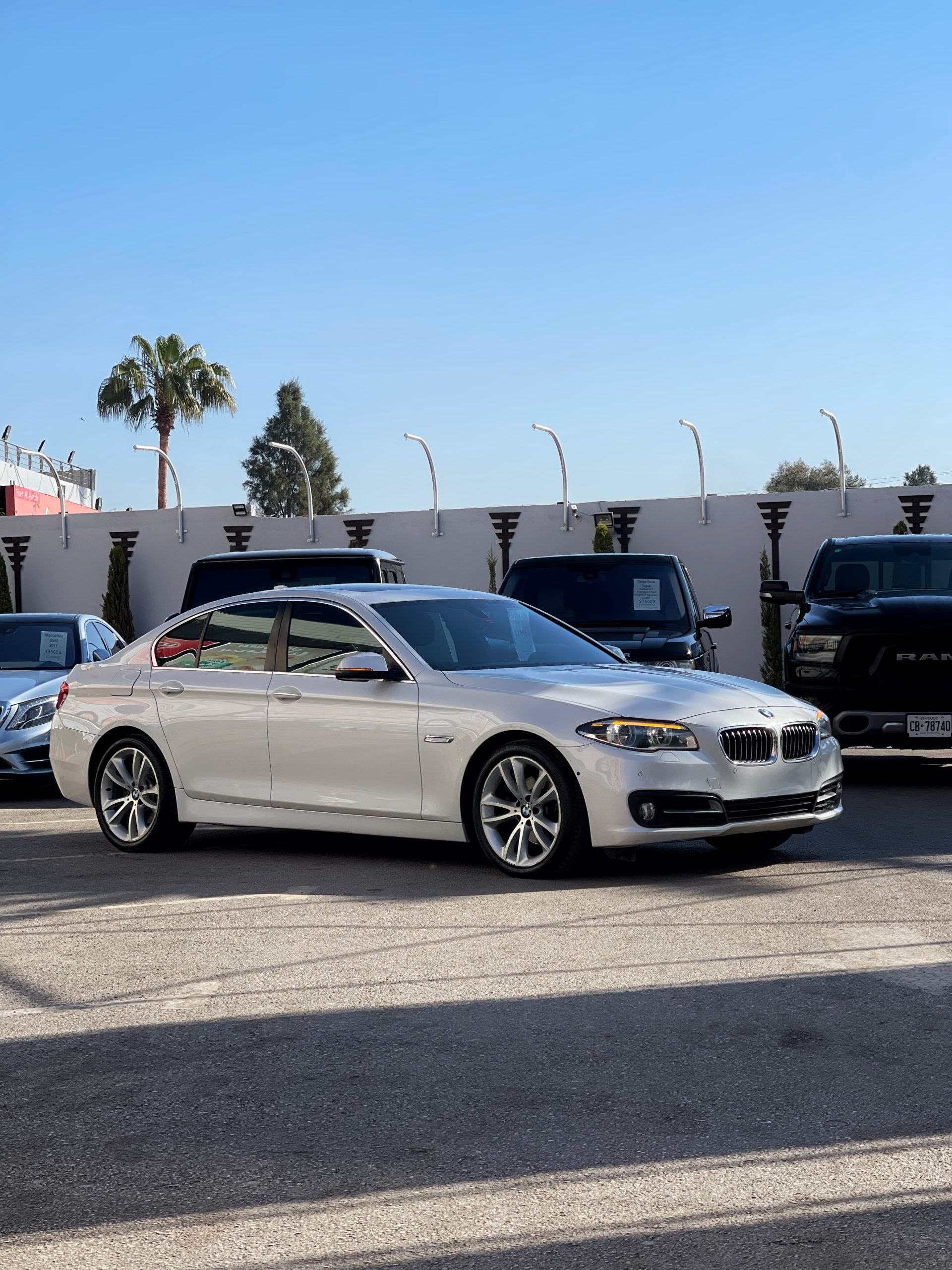 
								2015 BMW 528i Luxury full									