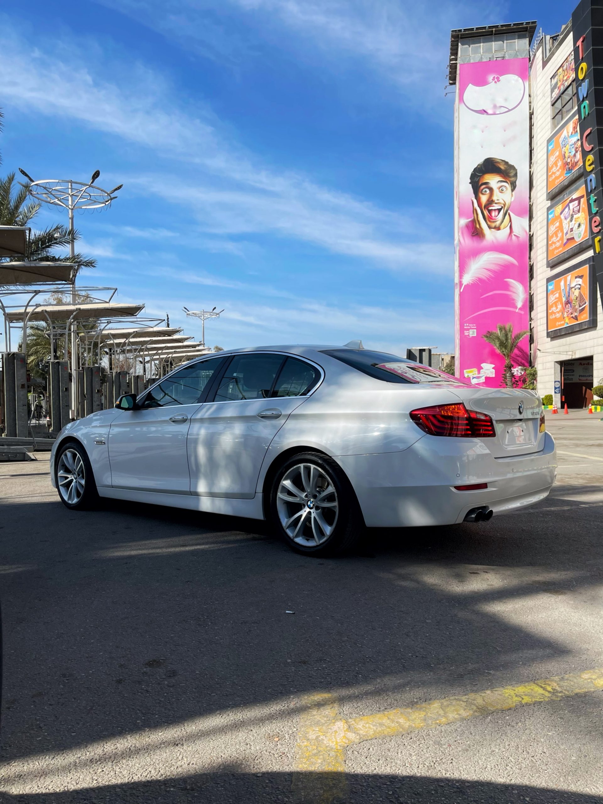 
								2015 BMW 528i Luxury full									