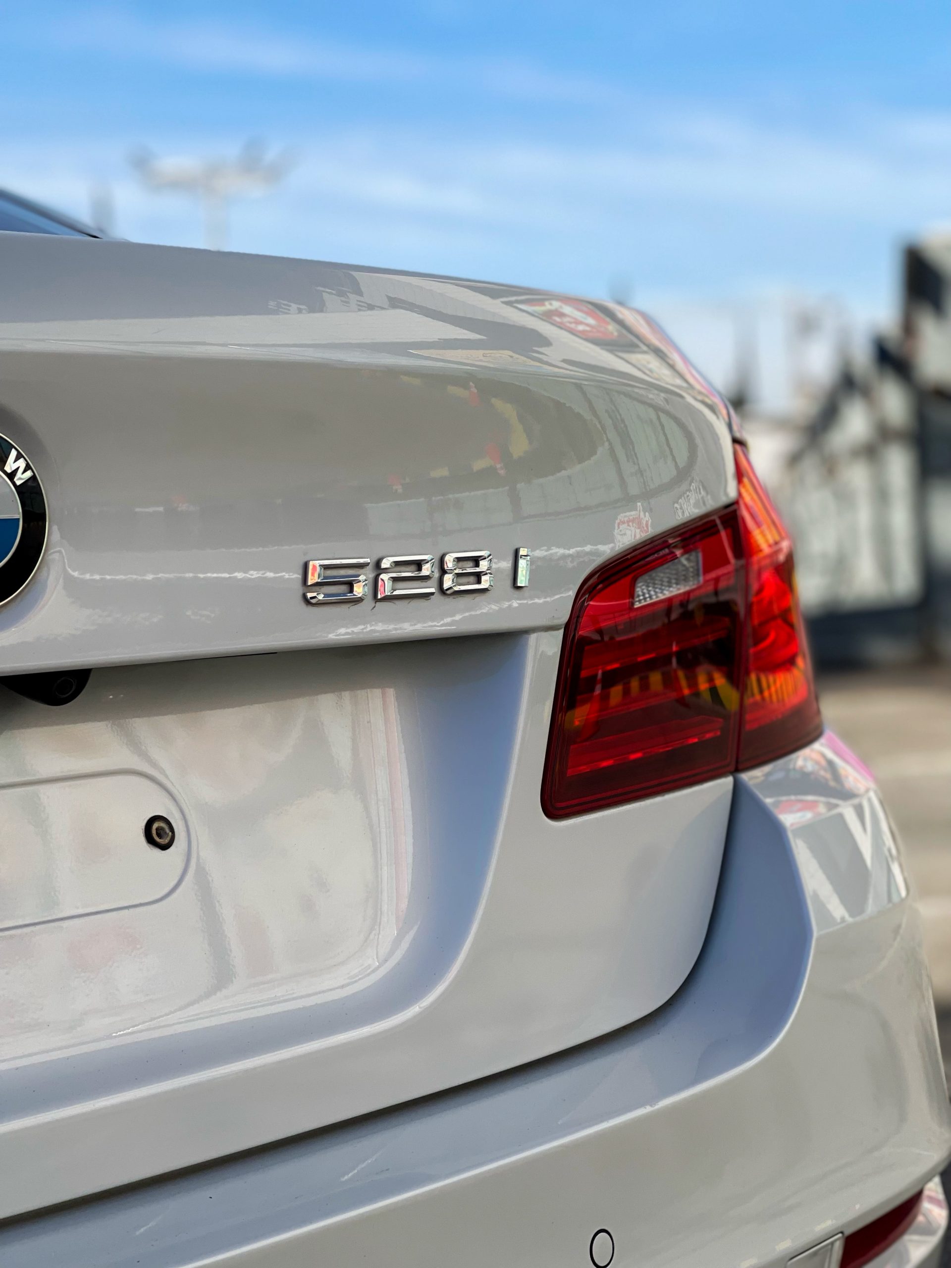 
								2015 BMW 528i Luxury full									