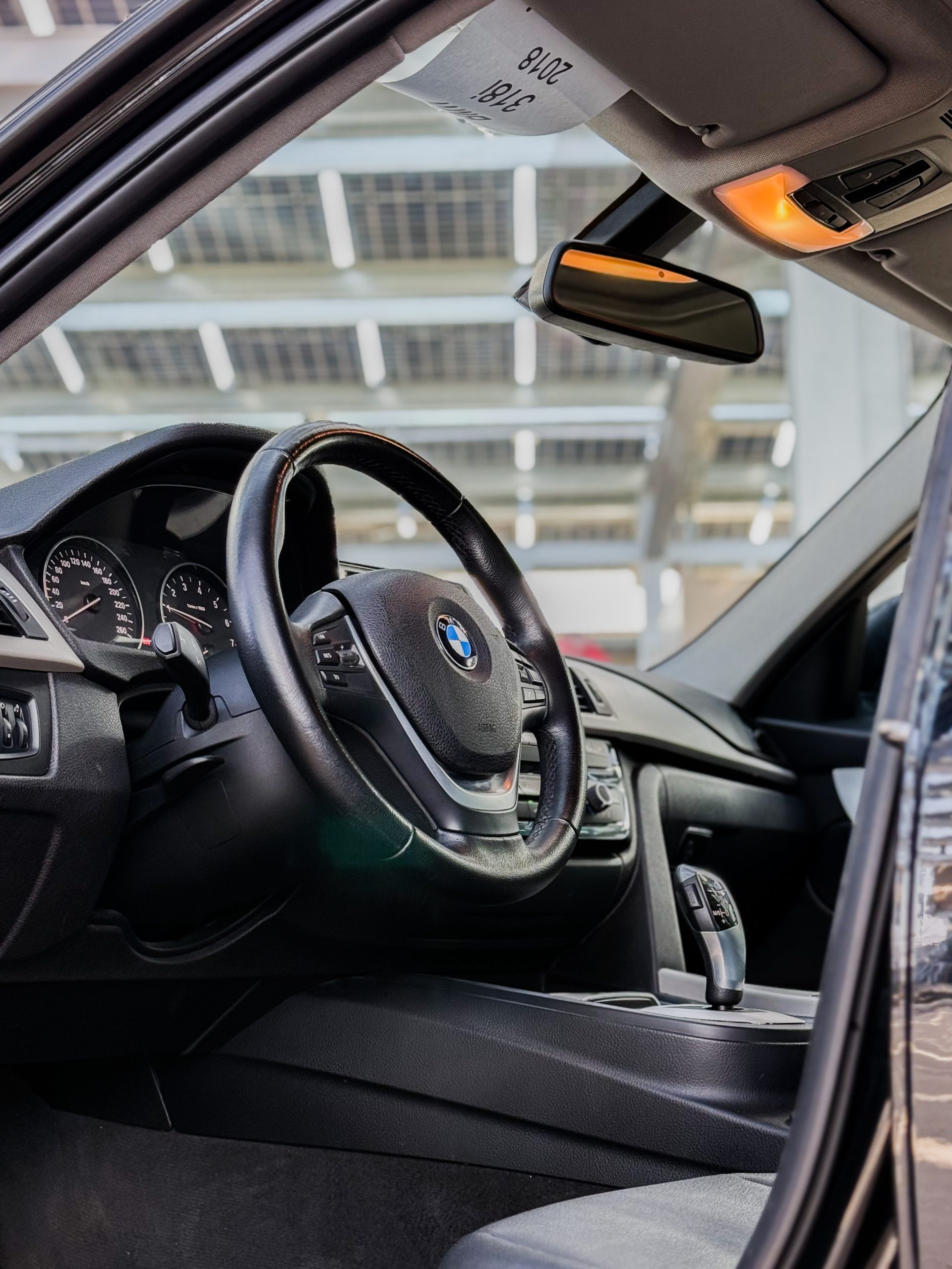 
								2018 BMW 318i Luxury full									