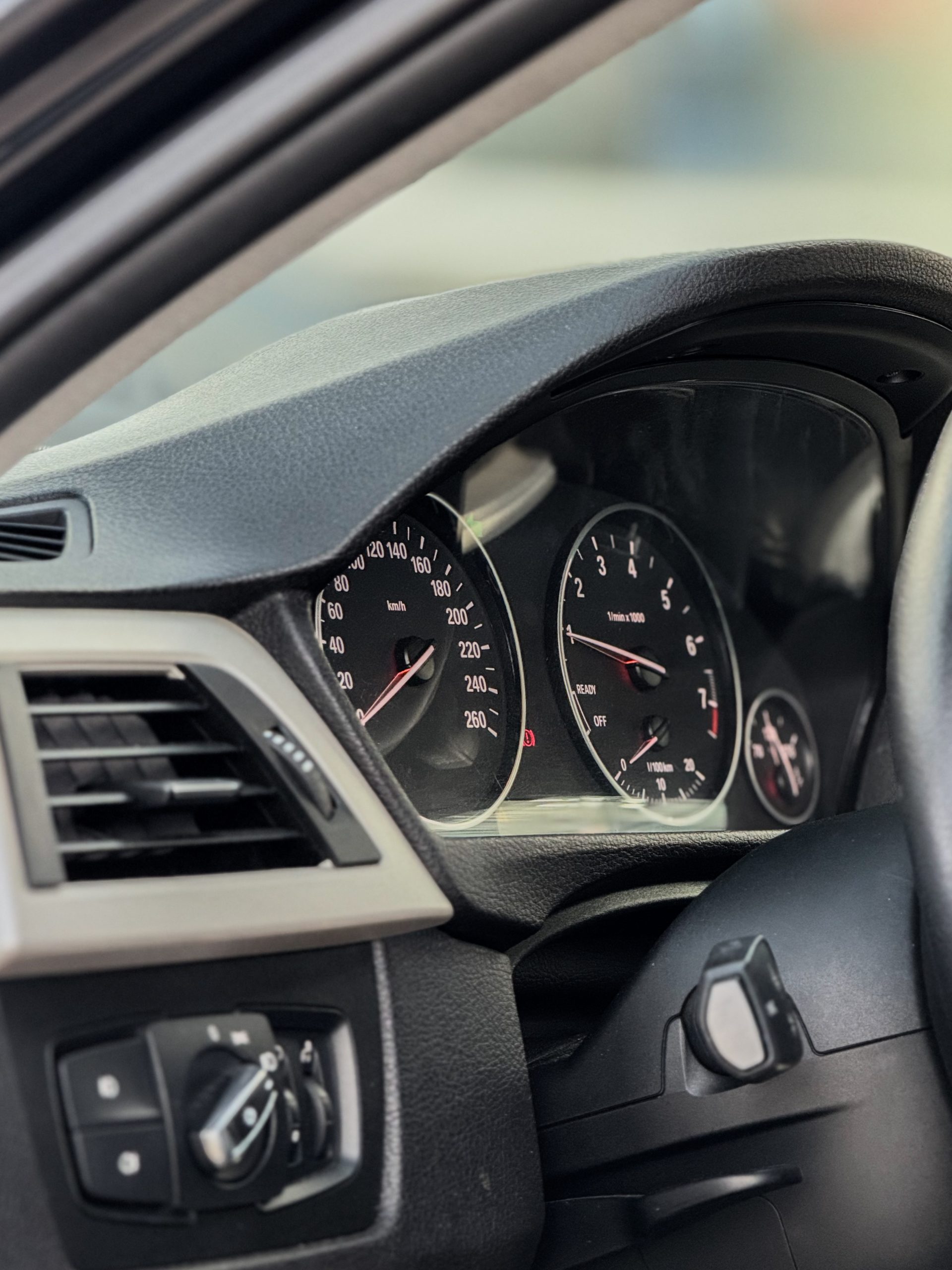 
								2018 BMW 318i Luxury full									
