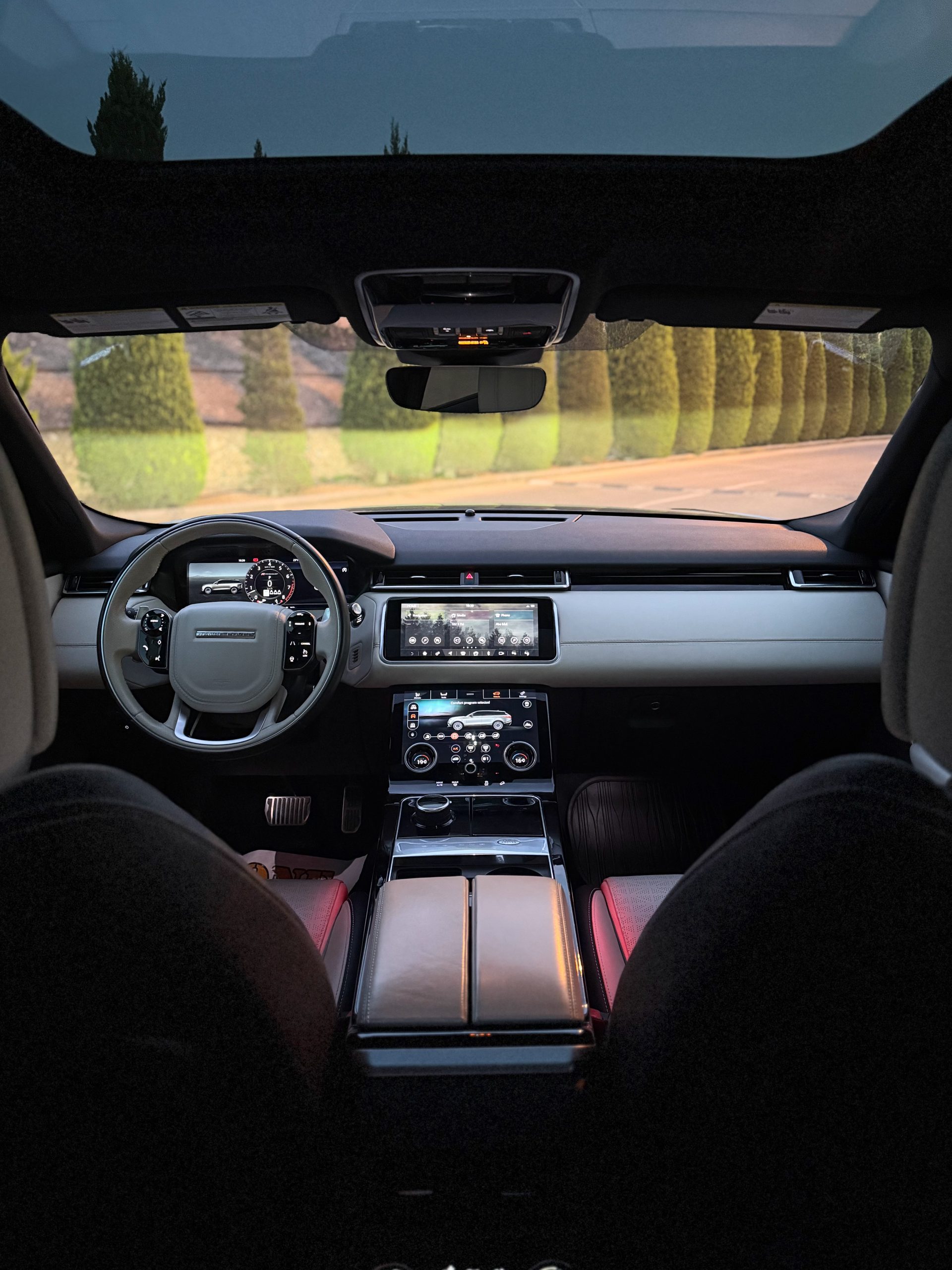 
								Land Rover Range Rover Velar R-Dynamic HSE full									