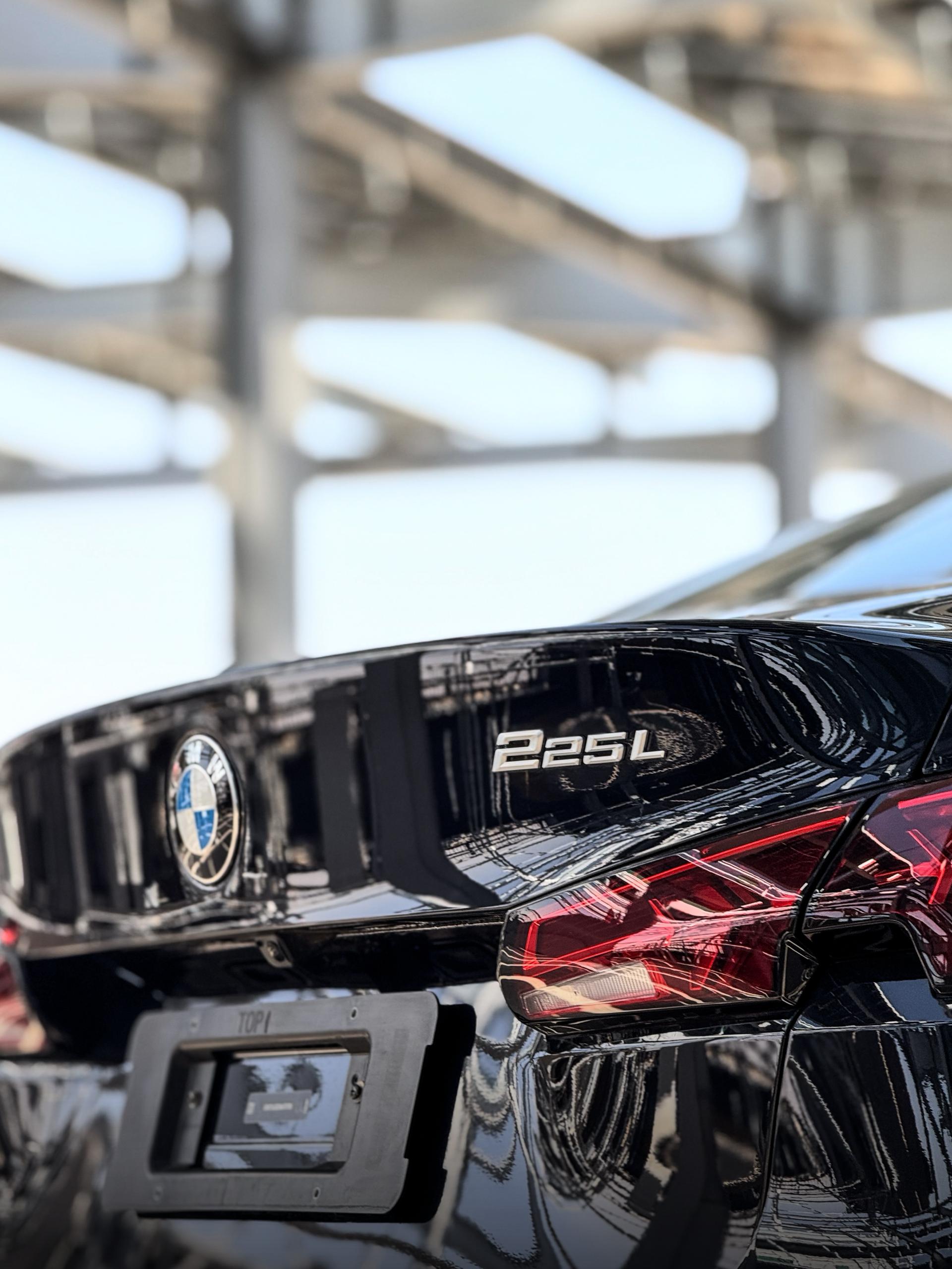 
								2025 BMW 225L full									