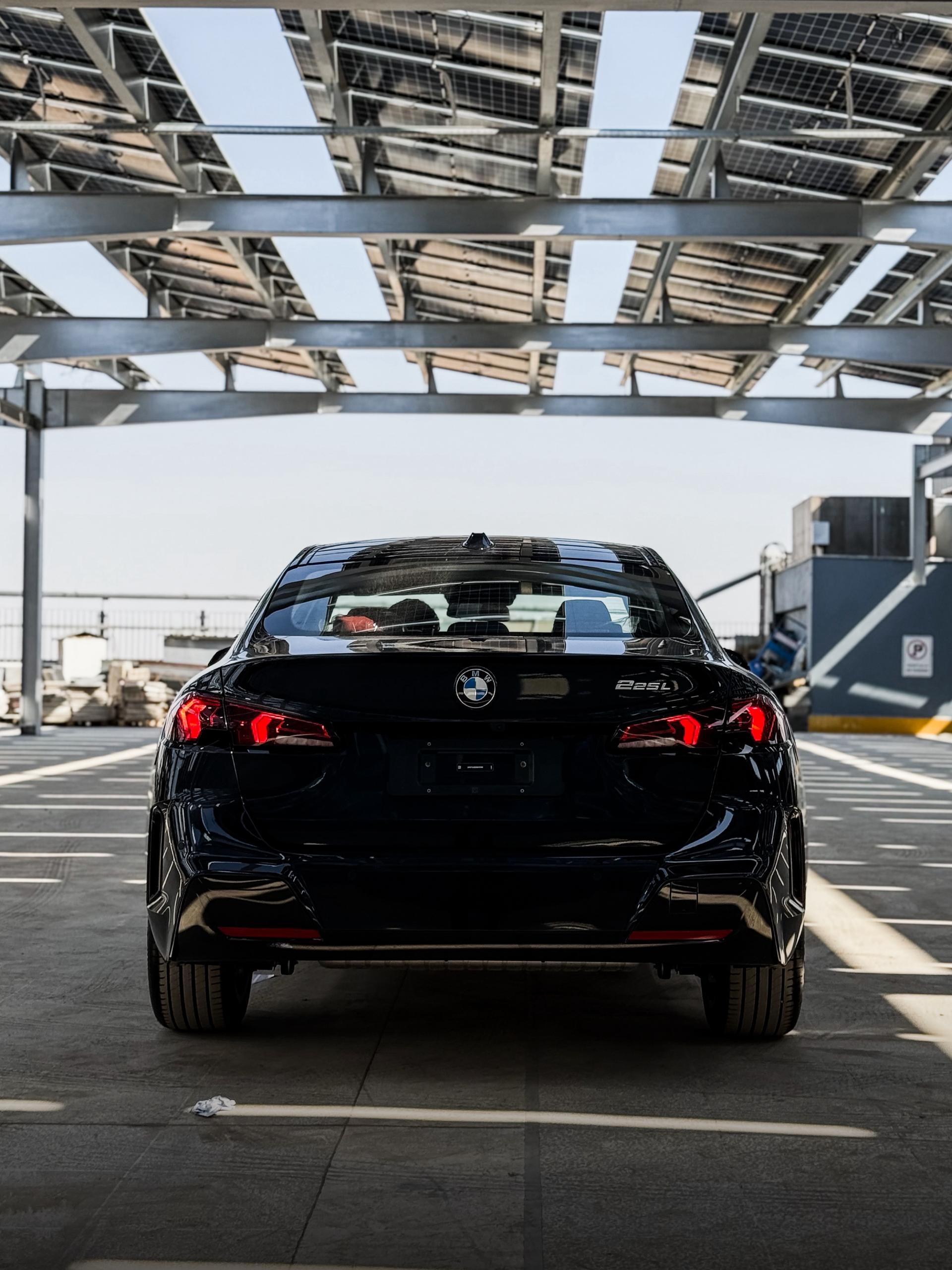 
								2025 BMW 225L full									